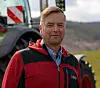 Mann foran traktor.