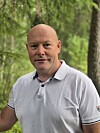 mann med hvit skjorte.
