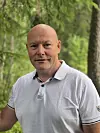 mann med hvit skjorte.