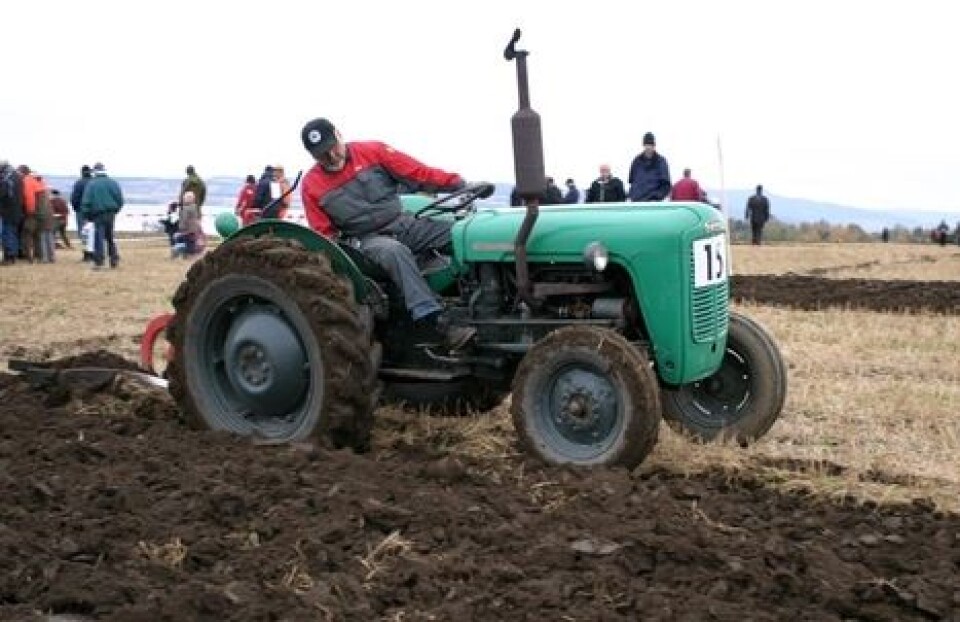 Nypløyd jord med gammel traktor