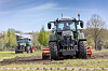 Fendt e107 og Fendt 207 med rotorharv på jordet