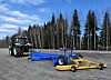 Gul og blå vegskrape bak en traktor