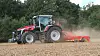 Massey Ferguson 7S Mark II i gang med jordbearbeiding på et brunt jorde