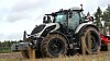 en hvit Valtra T6 med dekktrykkregulering på jordet