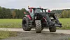 Valtra T6 med frontlaster på gardsvegen