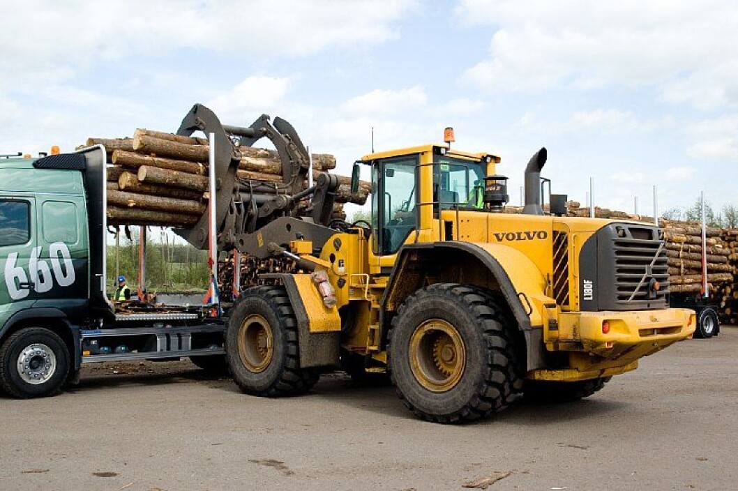 Volvo L180F med tømmerklo Volvo L180F med tømmerklo