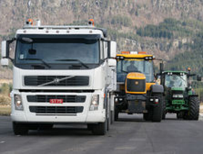 Bedre Gardsdrift har testet dieselforbruk og transportkapasitet på lastebil versus vogntog versus JCB Fastrac versus vanlig landbrukstraktor. Bedre Gardsdrift har testet dieselforbruk og transportkapasitet på lastebil versus vogntog versus JCB Fastrac versus vanlig landbrukstraktor. 