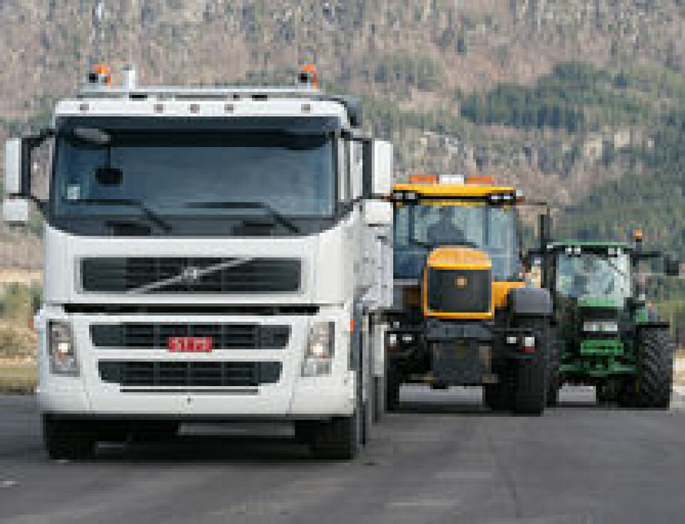 Bedre Gardsdrift har testet dieselforbruk og transportkapasitet på lastebil versus vogntog versus JCB Fastrac versus vanlig landbrukstraktor. 