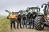Tapio Vesterinen, John Christensen, Bas, Per Magne Tøsse og Bob Karsten poserer ved åtte brukttraktorer
