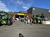 Åpning av maskinsenteret på Betna viser folk samlet ute foran bygningen i fint vær
