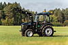 traktor utstilt på jorde.