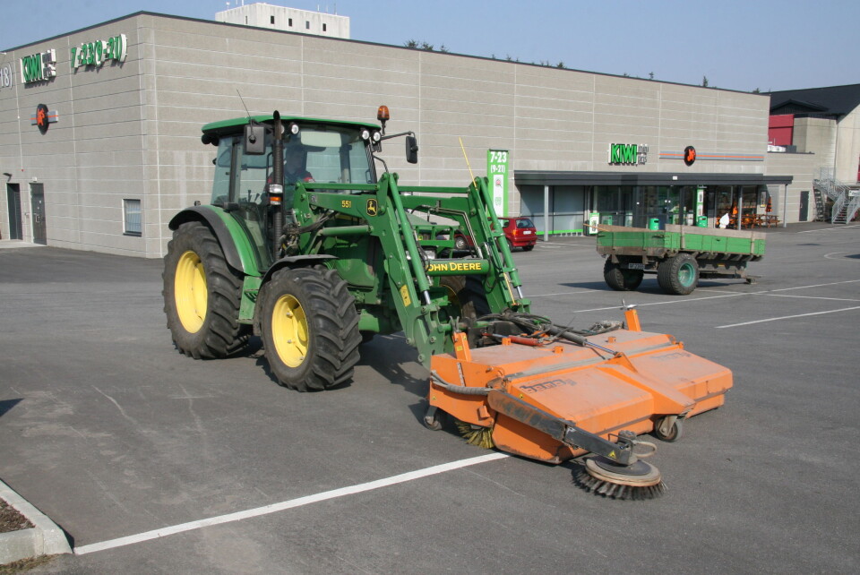 John Deere 5820 med sopemaskin.