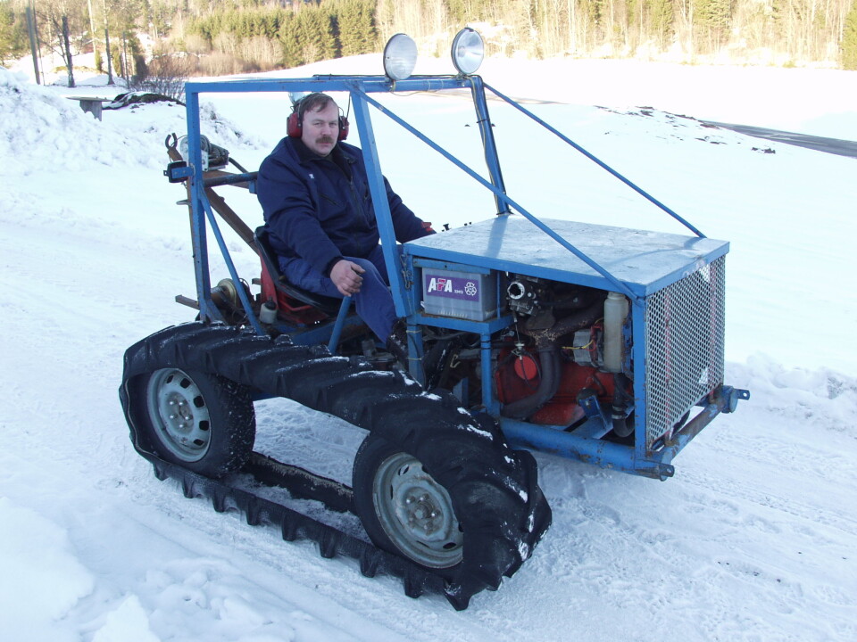 Trygve Spjøter på snøføre i sin hjemmelagde blå Volvo elgtrekker.