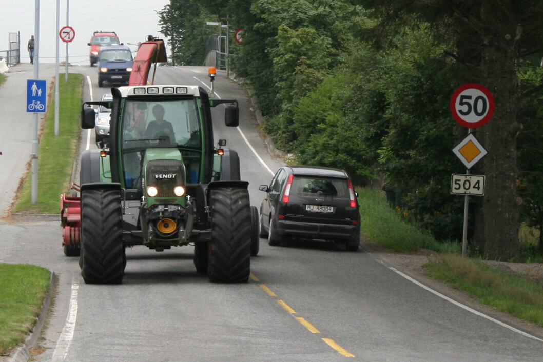 Jaget vilt brei traktor på veg Jaget vilt brei traktor på veg