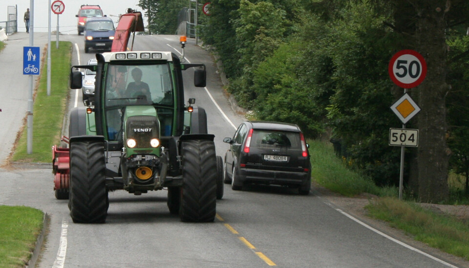 Fendt traktor kjører på veg og skaper kø