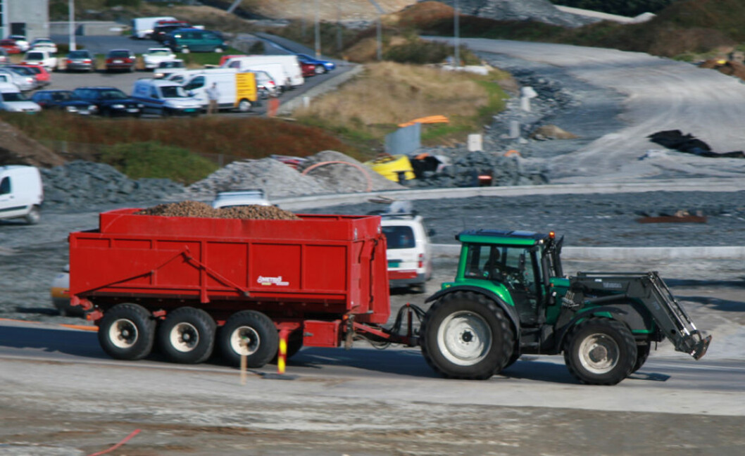 Valtra T med treaksla henger Valtra T med treaksla henger