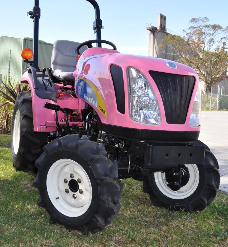 New Holland kompakttraktor har blitt rosa for anledningen.