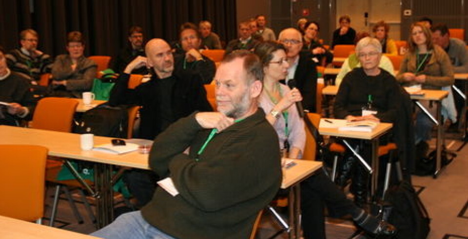 Sterk kvartett: Tor Lunnan fremst. Bak to andre foredragsholdere under temaet 'Grovfôr' på Bioforsk-konferansen: Margarita Novoa-Garrido (med mikrofon) og Liv Østrem. Til venstre: Håvard Steinshamn. Alle ansatt i Bioforsk.