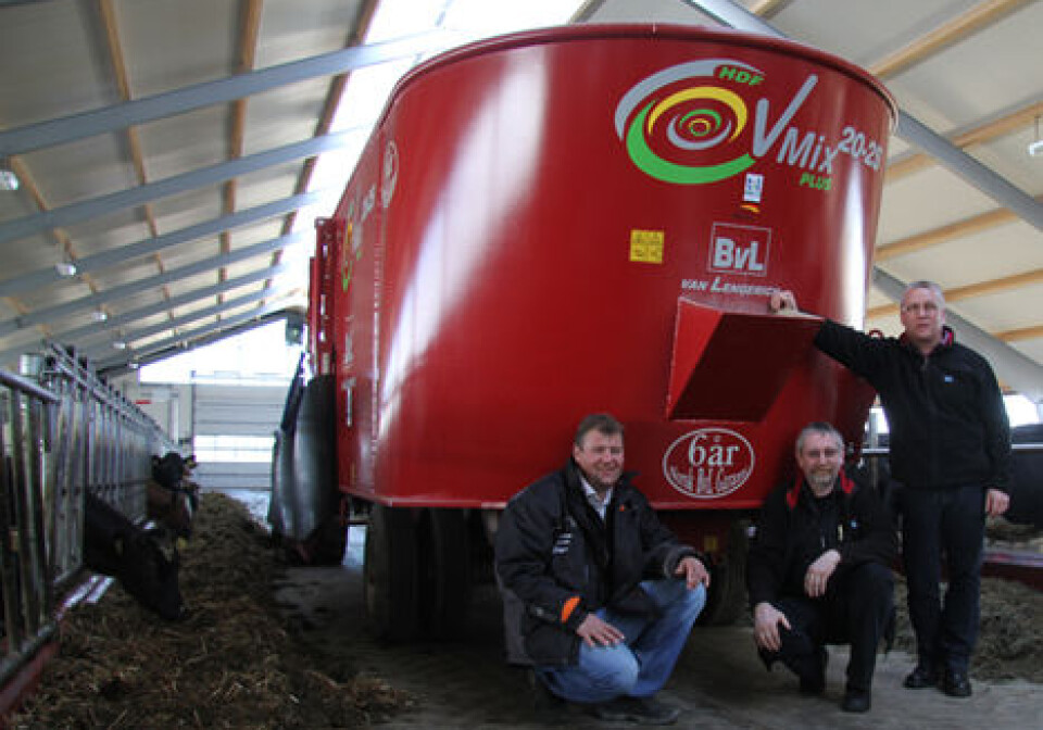Kjetil Helland i Anlegg- og miljøservice avd. landbruk, Knut Helliesen i Traktor og Landbruk og Flemming Hyldegaard i BvL lokker norske bønder med seks års garanti. Kjetil Helland, Knut Helliesen og Flemming Hyldegaard for en rød BvL fullfôrvogn i et fjøs