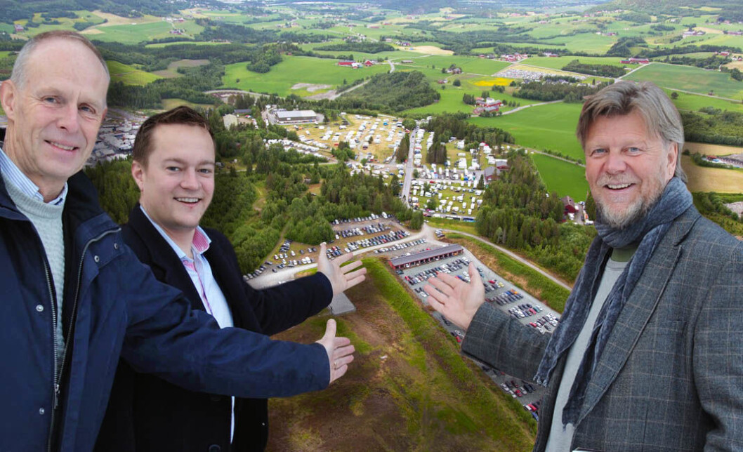 Styreleder Jan-Yngvar Kiel, Stjørdalsordfører Ivar Vigdenes og daglig leder Ole T. Hofstad ser fram til å fylle det nye utstillingsområdet for Agrisjå 2017 med landbruksmaskiner og engasjerte besøkende i august. Styreleder Jan-Yngvar Kiel, Stjørdalsordfører Ivar Vigdenes og daglig leder Ole T. Hofstad ser fram til å fylle det nye utstillingsområdet for Agrisjå 2017 med landbruksmaskiner og engasjerte besøkende i august.