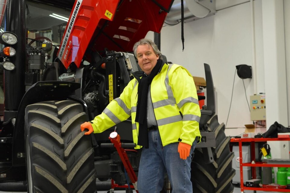 Den nye arbeidshansken i nitrilgummi sikrer grepet selv når det blir litt grisete på arbeidsplassen, forteller produktsjef Morten Stenseth hos Würth Norge.