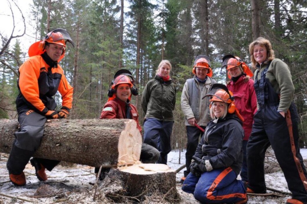 Her fra et motorsagkurs i regi av foreningen «Kvinner i skogbruket». Foto: Kirsten Engeset. Her fra et motorsagkurs i regi av foreningen «Kvinner i skogbruket». Foto: Kirsten Engeset.