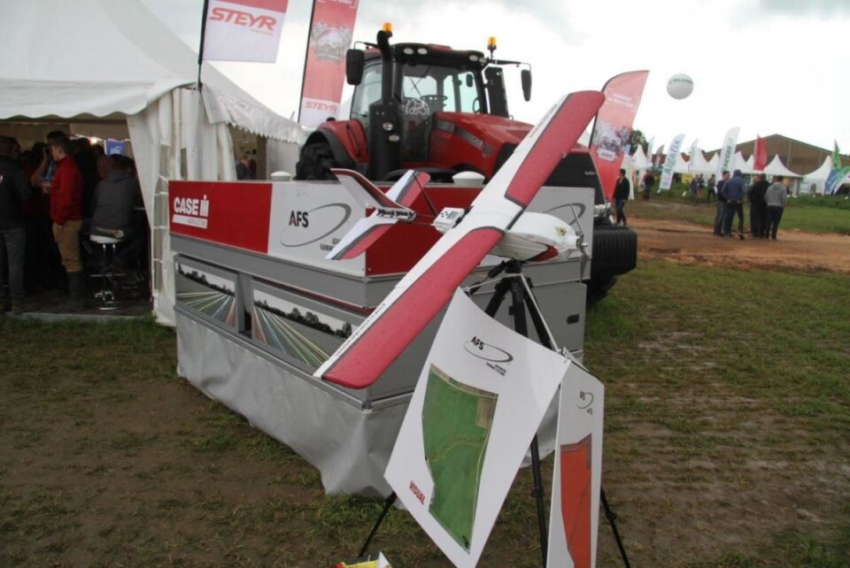 John Deere er ikkje åleine om å kombinere landbruksmaksiner og droner. CaseIH si løysing er eit fly, men det er ikkje knytt opp mot traktor eller haustemaskiner.
