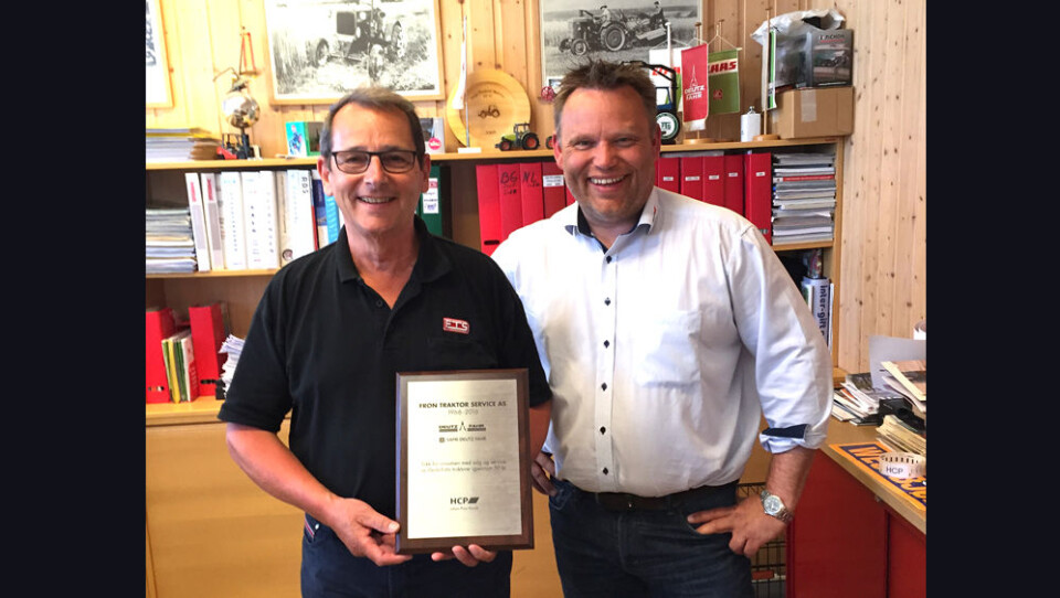 Lars Wear, HCP Norge (th) sa takk for innsatsen gjennom 50 år til Sigurd Søberg (t.v.), Fron Traktor Service.
