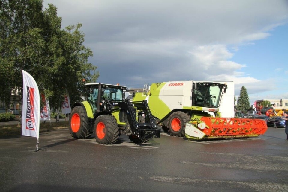 Både traktor og tresker fra Claas var oppstilt utenfor avdelingen på Lena. Foto: Håkon Bjerke.