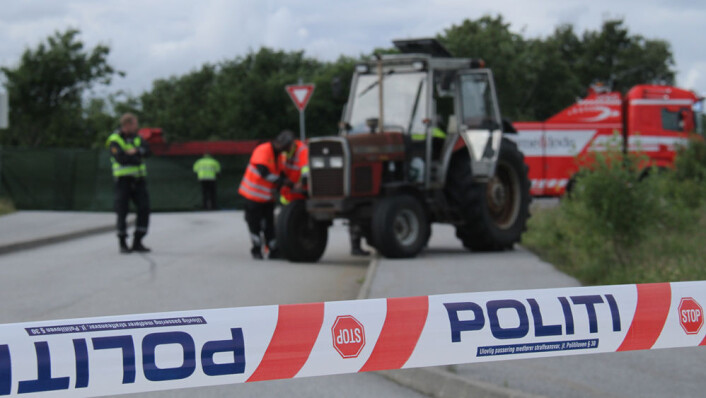 Politiet og ulukkesgruppa i Statens vegvesen på ulukkesplassen. Foto: Magnus Østby Politiet og ulukkesgruppa i Statens vegvesen på ulukkesplassen. Foto: Magnus Østby