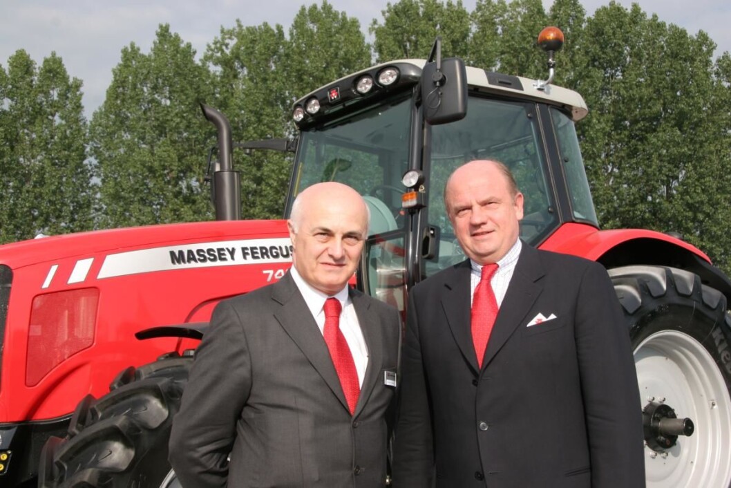 MFs europasjef Richard Markwell saman med Agco-sjef Martin Richenhagen. Richenhagen seier at Agco no vil legge ned Europakontoret sitt i Coventry. MFs europasjef Richard Markwell saman med Agco-sjef Martin Richenhagen. Richenhagen seier at Agco no vil legge ned Europakontoret sitt i Coventry.