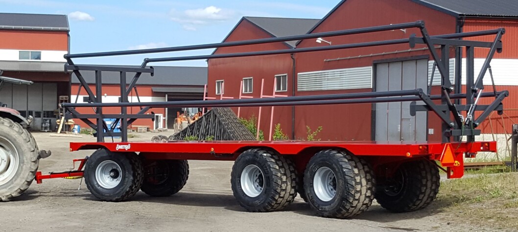 Med hydraulisk lastsikring og maksimal storleik på planet, er MetaU90 av det mest effektive du kan få til traktortransport av rundball. Vel å merke om du har stor nok traktor, om du skal køyre i Noreg. Med hydraulisk lastsikring og maksimal storleik på planet, er MetaU90 av det mest effektive du kan få til traktortransport av rundball. Vel å merke om du har stor nok traktor, om du skal køyre i Noreg.