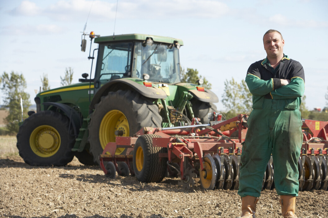 Med førarkort frå utlandet kan du køyre traktor på åkeren når som helst, men for å køyre langs offentleg veg må du bu her fast i minst eit halvt år først. Foto: Colourbox. Med førarkort frå utlandet kan du køyre traktor på åkeren når som helst, men for å køyre langs offentleg veg må du bu her fast i minst eit halvt år først. Foto: Colourbox.