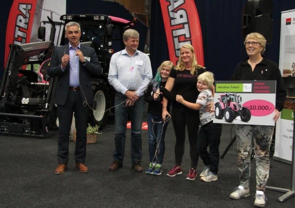 Salgssjef Tom Erik Eie og selger Olav Fagerås fra Akershus Traktor overleverte Valtraen til Anne Myrvold. Anne Marie Ramstad fra brystkreftforeningen tok imot gavesjekken på 10 000 kroner.