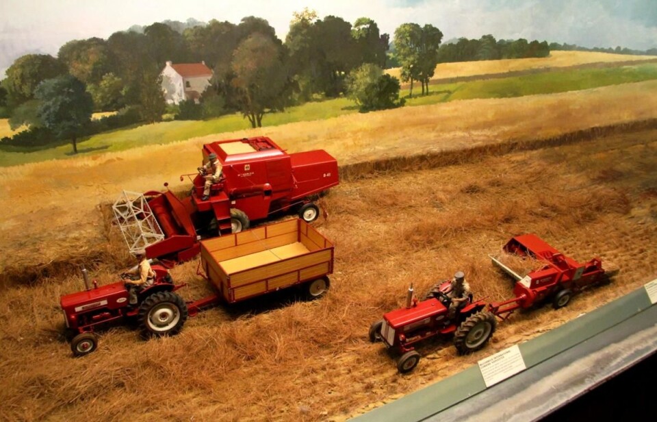 Både skurtresker, traktorer, henger og presse kommer fra International Harvester.