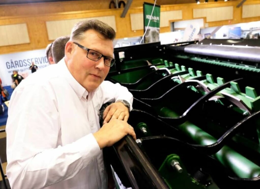 Bo Aagaard, ansvarlig for salg av Keenan i Sverige, titter ned i den nye innamten på fullfôrvoga. Foto: Elmia