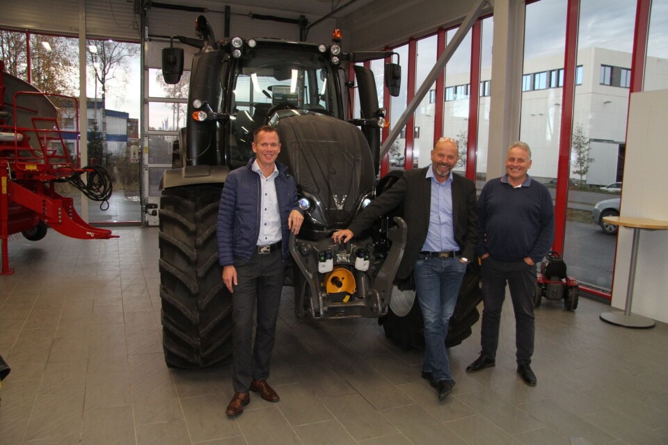 Fra venstre: Arnt Sigve Undheim og Bjørn Rygg fra BR Industrier. Til høyre Ole Hveem, daglig leder i Akershus Traktor. Foto: Håkon Bjerke.