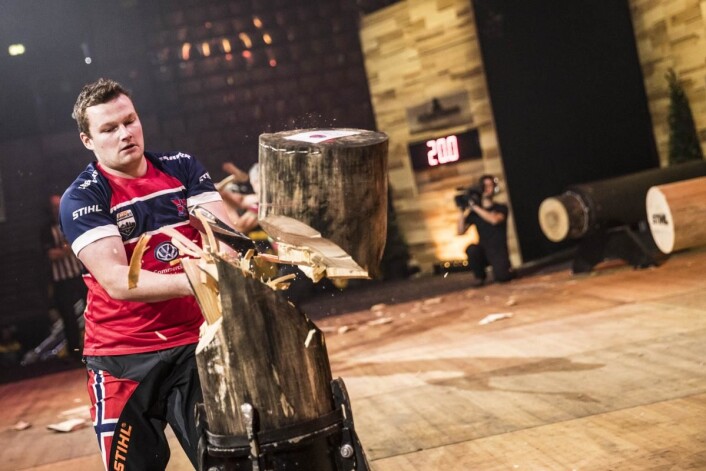 Vebjørn Bleka Sønsteby fra Brøttum i aksjon med øksa. Foto: Stihl Vebjørn Bleka Sønsteby fra Brøttum i aksjon med øksa. Foto: Stihl