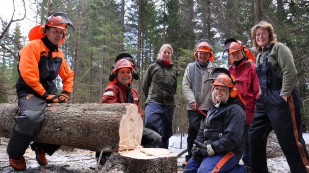 Fra et motorsag-kurs i regi av Kvinner i skogbruket. Foto: Kirsten Engeset Fra et motorsag-kurs i regi av Kvinner i skogbruket. Foto: Kirsten Engeset