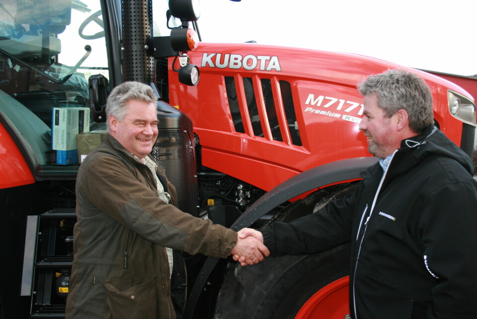 Kunde Birger Mæland (t.v.) og Geir Bentestuen i Svenningsens ved overleveringen av den nye traktoren.