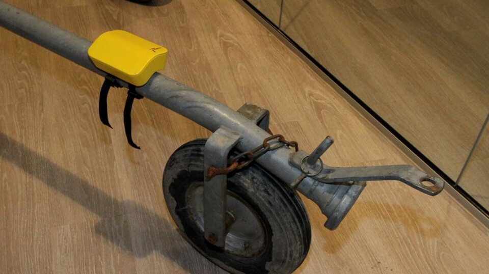 Sensoren blir festet direkte på spredevognas vannrør og kommuniserer med mobilnettet.