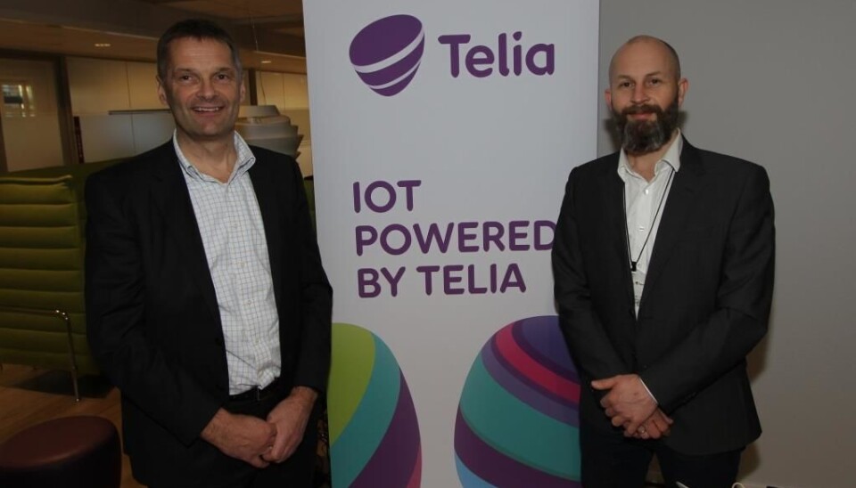 Administrerende direktør i Telia Norge, Abraham Foss (til venstre) er stolt av at Teliavar først i Norden med eget IoT-nett. Til høyre Max J. Tangen i 7Sense.