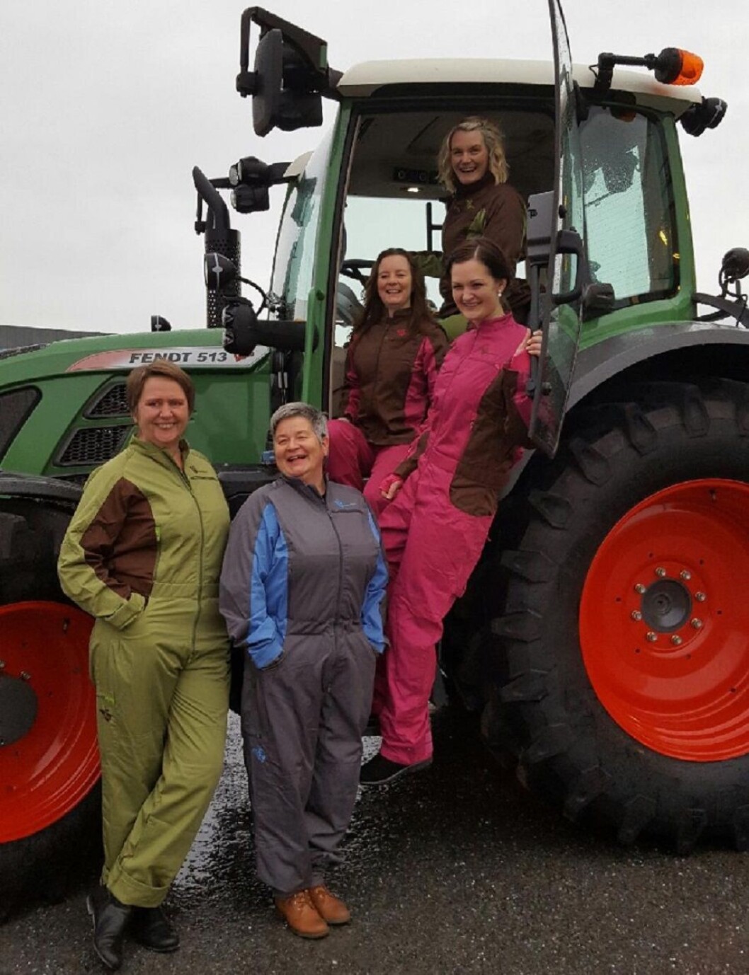 De to gründer-søstrene Thrine og Ine øverst i traktoren. Juryen for Bygdeutviklingsprisen i N-Trøndelag fremst. Foto: Ellen Vie De to gründer-søstrene Thrine og Ine øverst i traktoren. Juryen for Bygdeutviklingsprisen i N-Trøndelag fremst. Foto: Ellen Vie