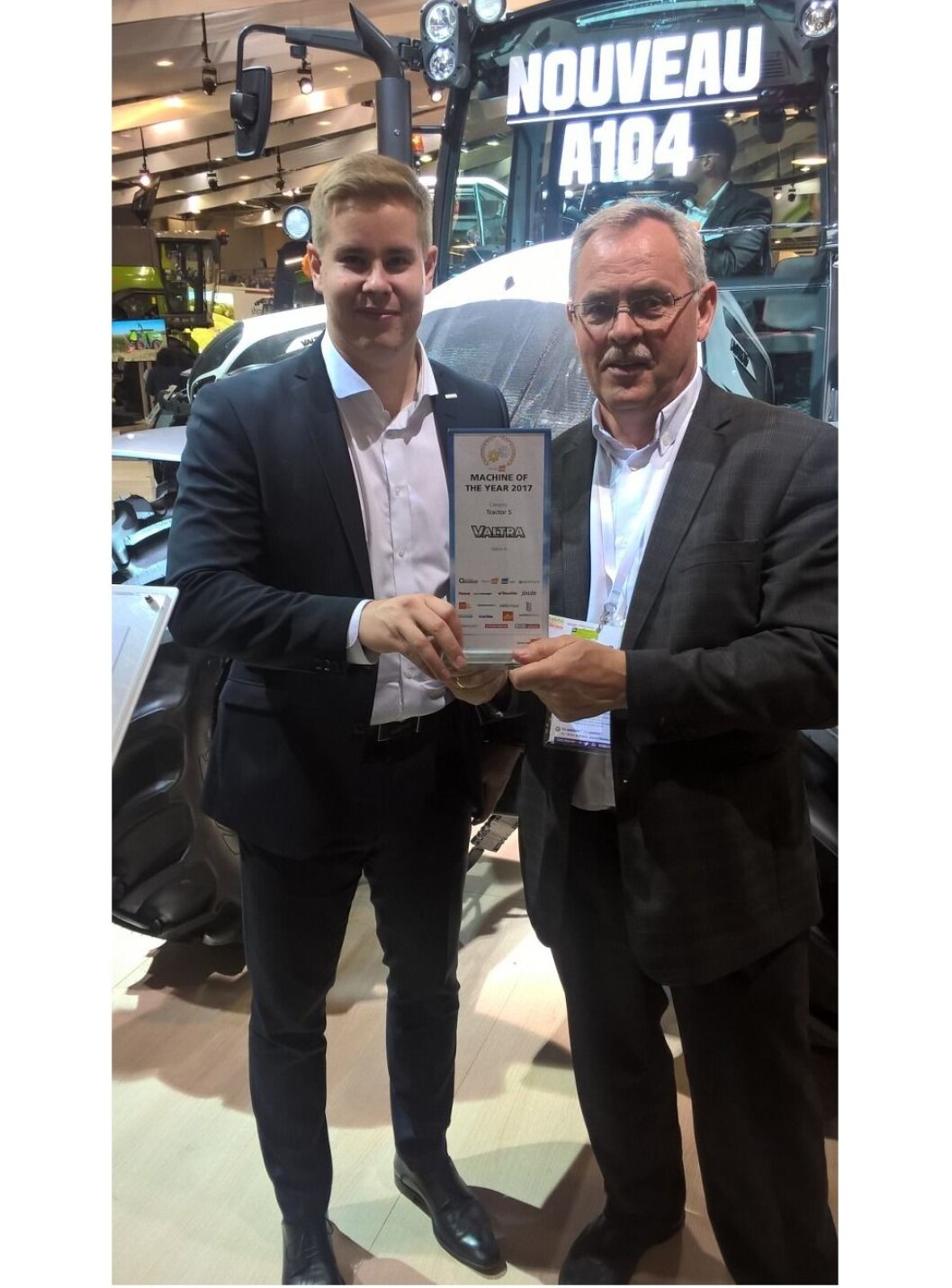 Salssjef for Skandinavia, Matti Tittinen (til venstre) og Tor Jon Garberg, Valtrasjef hos Eikmaskin, er godt nøgde med at A4-serien vinn klassen for traktorar inntil 150 hk i kåringa Machine of the year. Salssjef for Skandinavia, Matti Tittinen (til venstre) og Tor Jon Garberg, Valtrasjef hos Eikmaskin, er godt nøgde med at A4-serien vinn klassen for traktorar inntil 150 hk i kåringa Machine of the year.