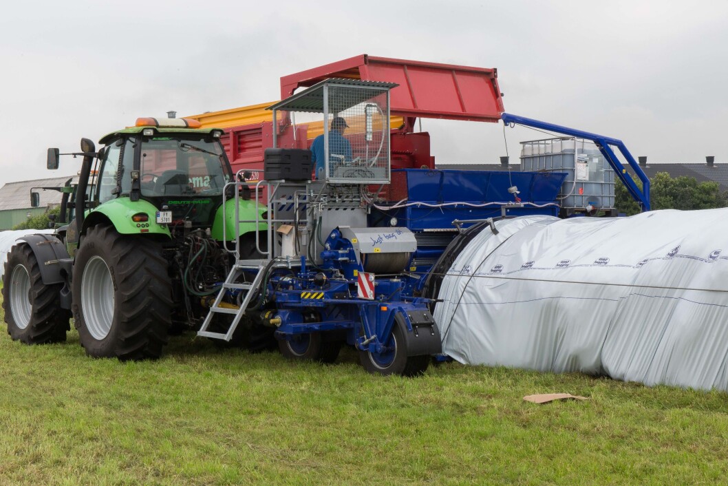 Pølsepakkaren for Euro Bagging vert driven framover av at graset blir stappa inn i pølseskinnet av plast. Pølsepakkaren for Euro Bagging vert driven framover av at graset blir stappa inn i pølseskinnet av plast.