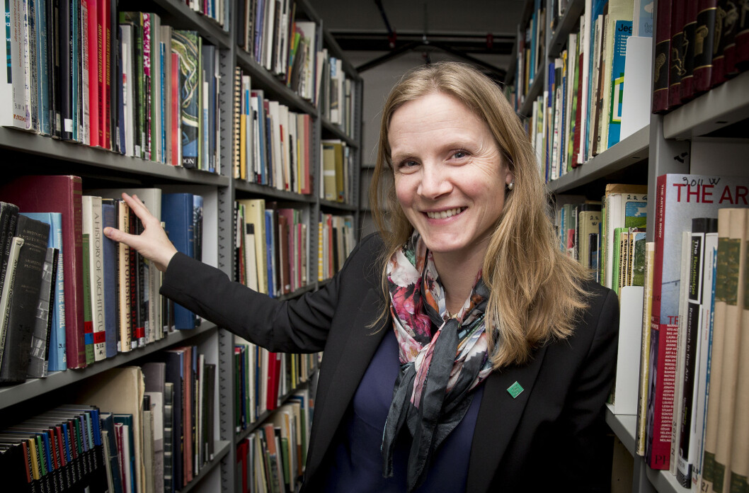 Tar vi ikke mye feil er rektor Mari Sundli Tveit omgitt av bøker fra sitt eget fagfelt; landskapsplanlegging. Foto: Håkon Sparre, NMBU Tar vi ikke mye feil er rektor Mari Sundli Tveit omgitt av bøker fra sitt eget fagfelt; landskapsplanlegging. Foto: Håkon Sparre, NMBU