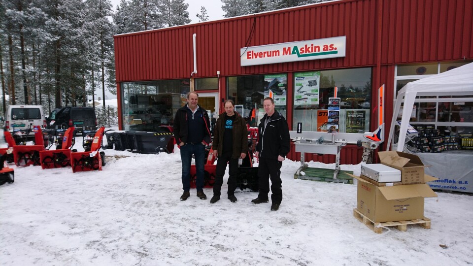 Fra høyre: Roger Lerberg, produktsjef traktor i Svenningsens, Frits van Loon, eier og verkstedansvarlig og Harald Pedersen, daglig leder og eier.