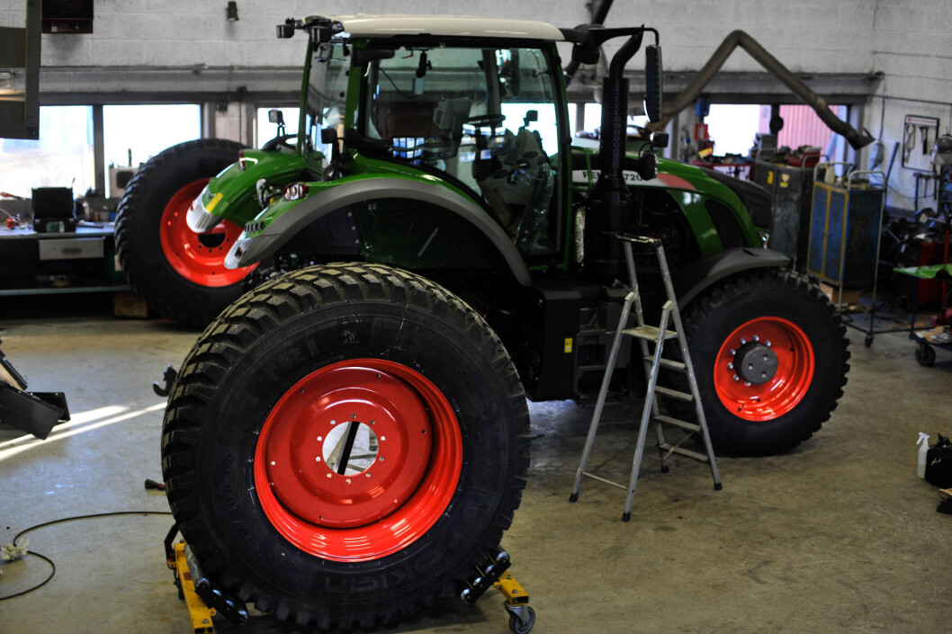 Bildet viser en Fendt som er inne til "coating" eller keramisk behandling av lakken hos Strandbråten bilpleie på Gol.. Foto: Arctic Coating Bildet viser en Fendt som er inne til "coating" eller keramisk behandling av lakken hos Strandbråten bilpleie på Gol.. Foto: Arctic Coating