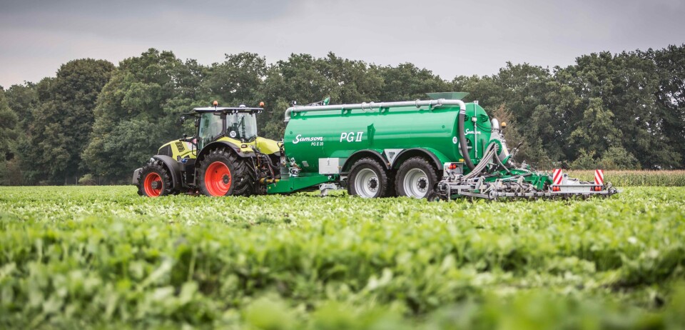Samson gjødselvogn kan bli oftere å se sammen med Claas framover. Claas traktor med Samson gjødselvogn ute på et grønt jorde.