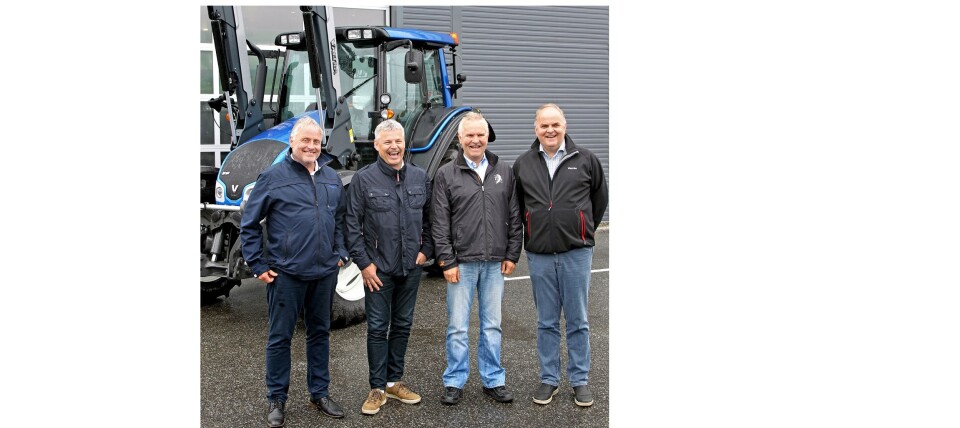 Fra venstre: Ole Hveem, daglig leder Akershus Traktor, Frank Ole Sørensen, daglig leder i Hæhre Maskinutleie, Tom Wigdal, innkjøpsleder Isachsen Maskin og Per Ivar Hveem, markedssjef i Akershus Traktor. Valtra’en bak er tilsvarende de som Hæhre har bestilt.